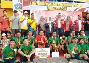 Pemenang Turnamen Kemerdekaan Bintan, Tim Sepak Bola Pogres FC Terima Rp15 Juta