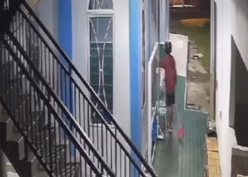 Komplotan Maling Congkel Kotak Infaq Masjid Bahrul Ulum Tanjungpinang Terekam CCTV
