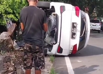Sopir Diduga Ngantuk, Honda Mobilio Putih Tabrak Tanggul dan Terbalik di Batu 5