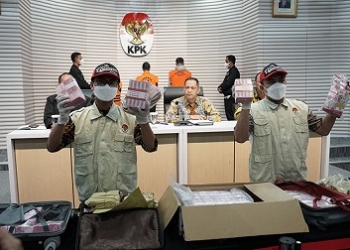 KPK Amankan 8 Orang Terkait Korupsi Pengelolaan Anggaran di Pekanbaru