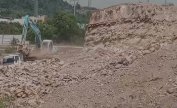 Tabrak Aturan, Pengerukan Bukit di Kampung Palembang Bebas Tanpa Izin