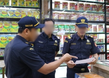 Bea Cukai Karimun Tempel Stiker Gempur Rokok Ilegal di Toko dan Warung