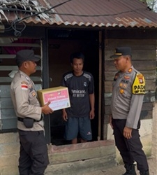Polsek Tebing Bagi Paket Nataru Door to Door ke Warga yang Kurang Mampu