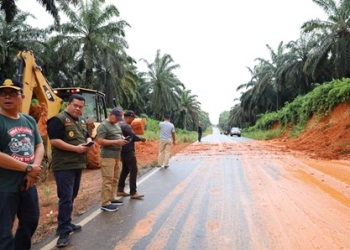 Jadi Atensi, Sekda Ronny Imbau Warga yang Melintas Jalan Lintas Timur Berhati-hati