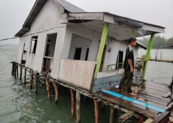 Rumah Panggung Kelurahan Kemboja Ambruk, Korban Ibu Hamil Dibawa ke Puskemas