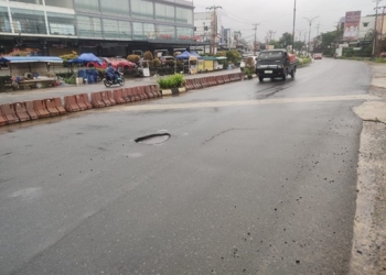 Sangat Berbahaya! Pengendara Keluhkan Lubang Dalam di Jalan DI Panjaitan Batu 9