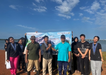 Peduli Lingkungan, GMKI Komisariat Ayub dan Hima Manajemen UMRAH Gelar Gotong Royong di Pantai Hj Ungar