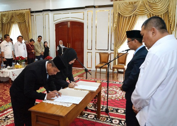 Dirut dan Direktur Kepatuhan Perumda BPR Tuah Karimun Resmi Dilantik