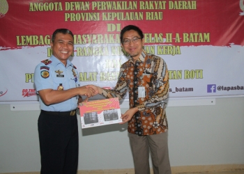 KOMISI I BERIKAN ALAT PEMBUAT ROTI DAN KUNJUNGI LAPAS IIA BATAM