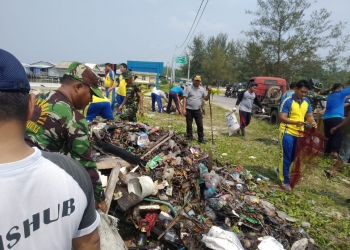 Gotong Royong Bersihkan Sampah Laut Akibat Kebakaran Rumah di Penagi
