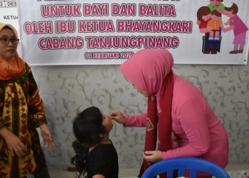 BHAYANGKARI TANJUNGPINANG BERI VITAMIN BAYI DAN BALITA