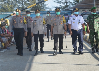 Pemeriksaan Suhu Tubuh Penumpang KM Sabuk Nusantara, Mengantisipasi Penyebaran Virus Covid-19 di Natuna