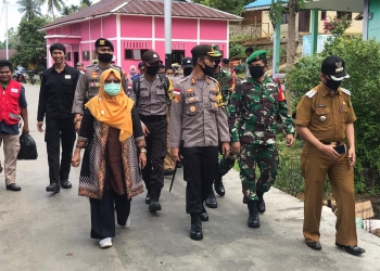 Peduli Ekonomi Masyarakat Saat Pandemi, Kapolres, Wabub & Tim Gugus Bagikan Paket Sembako Plus Sosialisasi New Normal