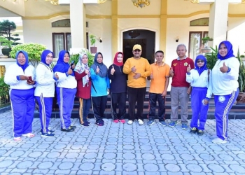 Senam Ling Tien Bersama Bupati Karimun di Halaman Rumah Dinas