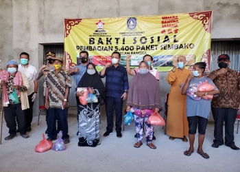 Gubernur Bersama Permabudhi Kepri Membagikan 5.400 Paket Sembako Untuk Warga Miskin di Tanjungpinang