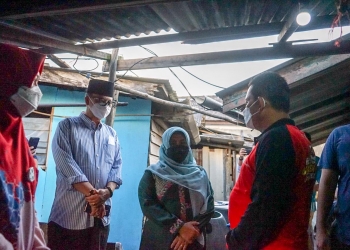 Di Hari Libur, Walikota Rahma Cek Langsung Warga Penerima Bantuan