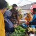 Salurkan Bantuan, Rahma dan Endang Ajak Prioritaskan Belanja Hasil Tani Lokal