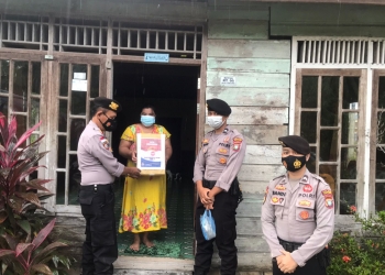 Peduli Sesama, Polres Natuna Bagikan Paket Sembako dan Nasi Bungkus
