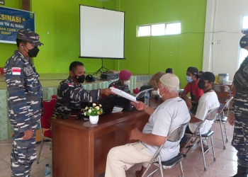 Lanal Ranai Adakan Vaksinasi untuk Warga Pulau Tiga