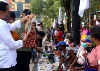 Saat Presiden Jokowi dan Rombongan Berbelanja di Pasar Noken Taman Imbi Jayapura