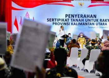 Presiden Serahkan Sertifikat Hak Atas Tanah bagi Masyarakat di Kalimantan Utara