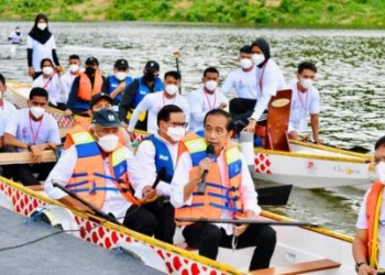 Naik Perahu Naga, Presiden Jokowi Resmikan Bendungan Ladongi di Kolaka Timur