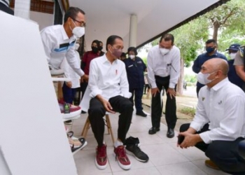 Presiden Jokowi dan Ibu Iriana Kunjungi Kawasan UMKM di Bazaar Mandalika