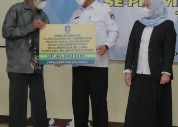 Gubernur Ansar Serahkan Bantuan Hibah Kegiatan Keagamaan Rp851 Juta di Anambas