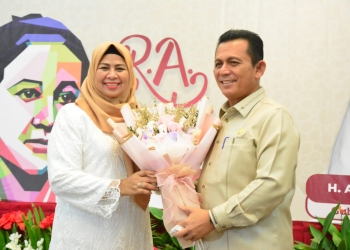 Peringatan Hari Kartini ke-144 Gubernur Ansar Berikan Penghargaan ke 7 Orang Terpilih