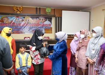 Kegiatan Sosial Himpaudi, Walikota Rahma: Memotivasikan Anak untuk Peduli Sesama