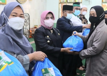 Bulan Penuh Berkah, Rahma Serahkan Bantuan 555 Paket Sembako untuk Muallaf dan Marbot Masjid