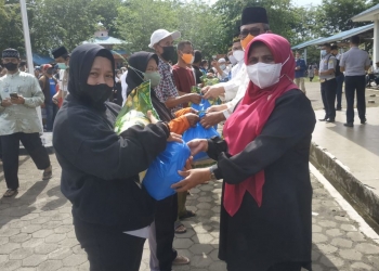 Walikota Rahma Bagikan Sembako untuk 313 Petugas Kebersihan
