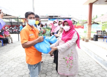 Walikota Tanjungpinang Bagikan Sembako ke Buruh SBP, Pelantar II dan Pelantar KUD