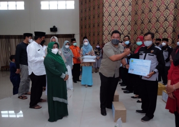 Dorong Efektivitas Kinerja RT/RW, Walikota Serahkan Insentif dan Bantuan Sembako