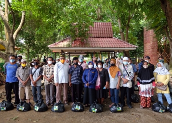 Bentuk Kepedulian, Wako Rahma Serahkan Sembako untuk 100 Petugas Kebersihan