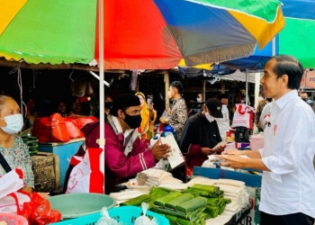 Presiden Bagikan Bansos dan Cek Harga Minyak Goreng di Pasar