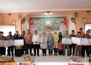 Gubernur Kepri Salurkan Bantuan RT/RW di Palmatak dan Tarempa