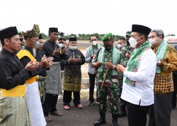 Tiba di Letung, Gubernur Kepri Disambut Wakil Bupati Anambas dan Tokoh LAM