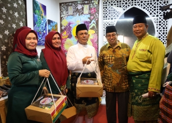 Kunjungi Bazar MTQ, Gubernur Ansar Borong Makanan Olahan Asli Kepri