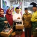 Kunjungi Bazar MTQ, Gubernur Ansar Borong Makanan Olahan Asli Kepri
