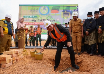 Letakkan Batu Pertama Pembangunan Gedung LAM Kepri, Gubernur Sebut Ini Langkah Awal Tingkatkan Kemajuan Semua Elemen