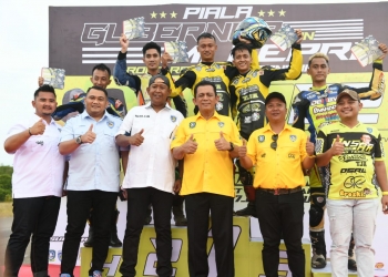 Road Race Kelas Bebek 150 CC di Sirkuit Non Permanen Dompak, Ansar Serahkan Plakat Piala