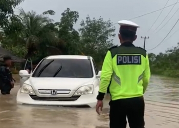 Diguyur Hujan Lebat, Jalan Batu 23 Kijang Banjir Setinggi Pinggang Orang Dewasa