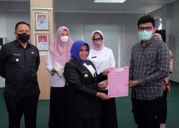 Bekali Masyarakat dengan Keterampilan, Walikota Rahma Serahkan SIM A Hasil Pelatihan Mengemudi