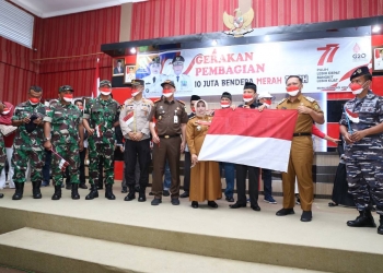 Walikota Tanjungpinang Bersama Forkopimda Serahkan 1000 Bendera Merah Putih ke Masyarakat