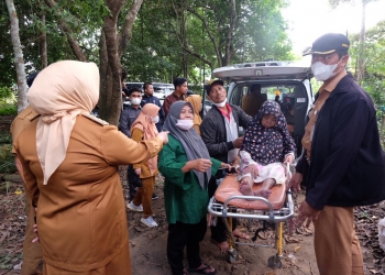 Nenek Umur 72 Tahun Terbaring Sakit, Walikota Rahma Jenguk dan Antar Langsung Berobat