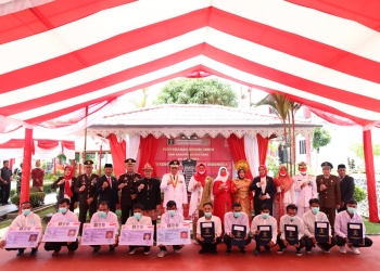 Secara Simbolis Gubernur Kepri Serahkan Remisi dan E-KTP kepada Warga Binaan se-Kepri