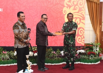 Gubernur Kepri Terima ‘Token of Appreciation’ Pecahan Uang Rupiah Remisi 2022