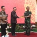 Gubernur Kepri Terima ‘Token of Appreciation’ Pecahan Uang Rupiah Remisi 2022