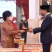 Presiden Anugerahkan Tanda Kehormatan bagi 127 Tokoh